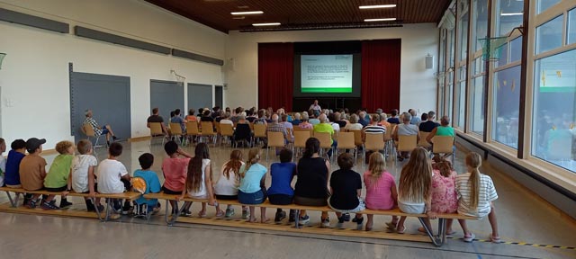 Die Schülerinnen und Schüler der Klasse 4a schnuppern Gemeindeversammlungsluft. Foto: zVg