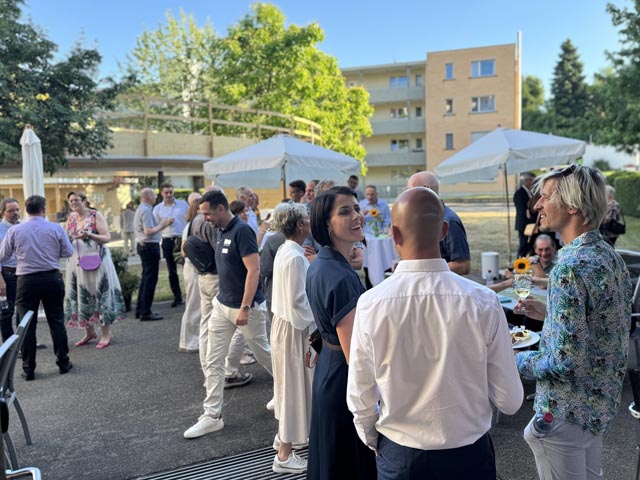 Gäste und Gastgebers unterhielten sich beim Apéro riche. Foto: Lilia Staiger