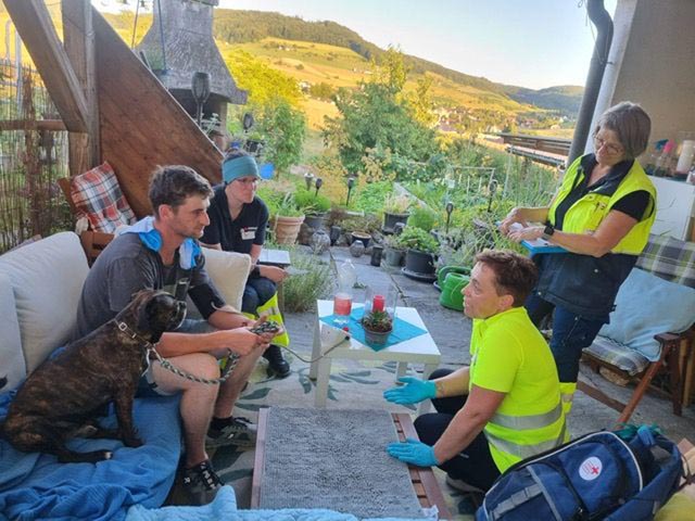 Ein Feldarbeiter, der wegen der langen Sonneneinstrahlung bewusstlos geworden war, musste behandelt werden. Foto: zVg