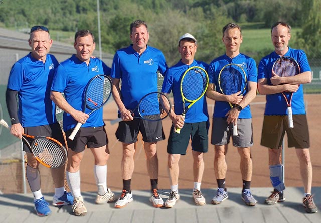 Herren 45+ 2L (von links): Simon Deiss, Urs Schmid, Daniel John, Daniel Rusconi; Dominik Vögeli, Tobias Blaser. Foto: zVg
