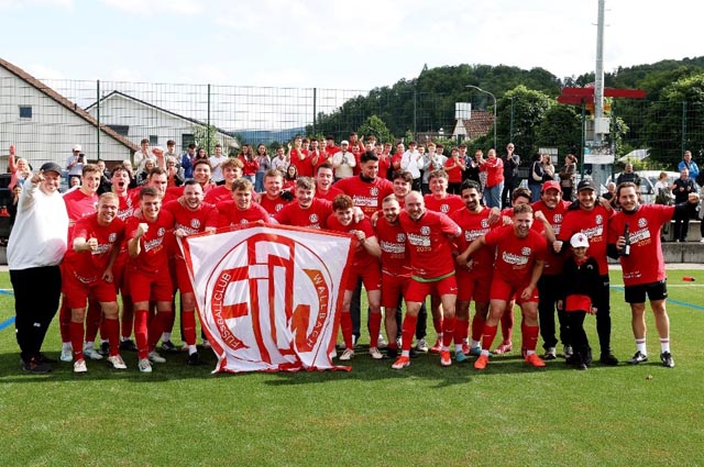 Die 1. Mannschaft feiert zusammen mit den Fans den Wiederaufstieg. Foto: zVg