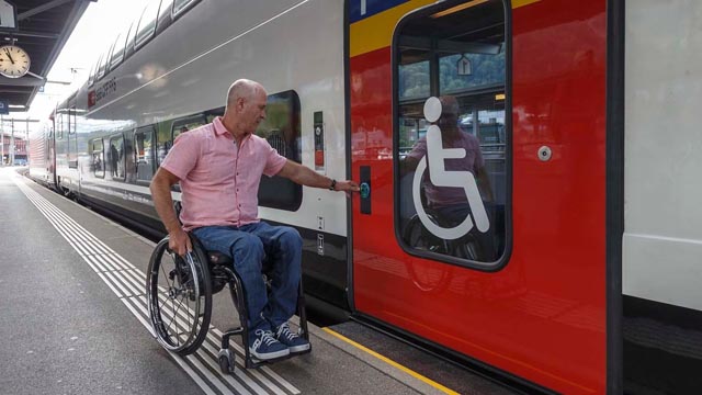Rollstuhlfahrer beim selbständigen Einstieg in einen SBB-Zug. Foto: © Copyright SBB