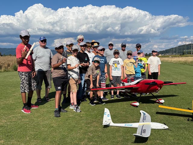 Ferienspass bei der Modellfluggruppe Fricktal. Fotos: Paul Haller/Ralph Götschi 