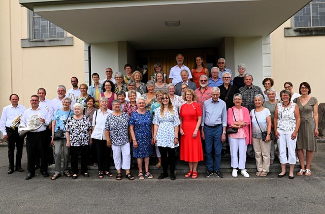 Die Chöre von Gansingen und Kaisten zusammen mit den Bläsern der MGG und Chorleiterin Hiltrud Krack (vorne in Rot). Foto: zVg