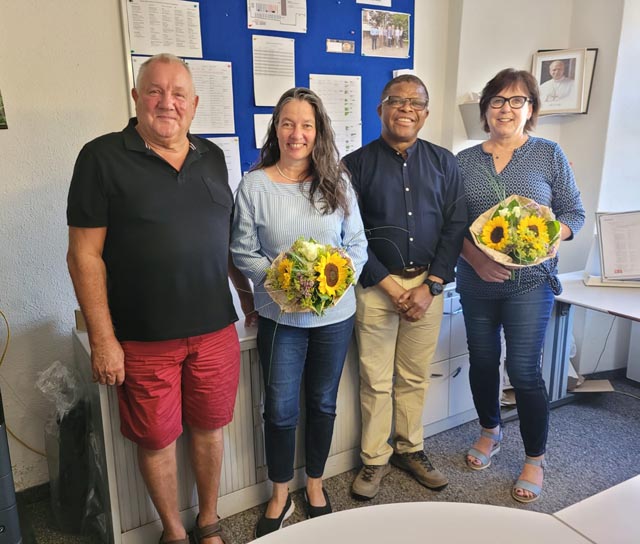 Kirchenpflegepräsident Roland Schnetzler, Sabine Huber-Mösch, Pater Solomon Obasi und Anita Rüede (von links). Foto: zVg