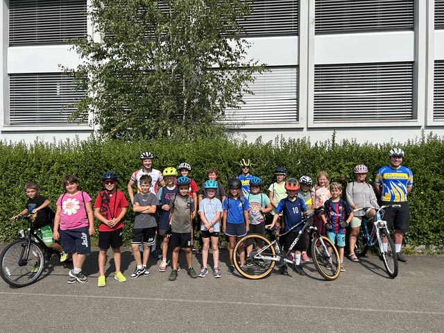 Gruppenbild beim Rad-Ferienspass in Gansingen. Foto: zVg