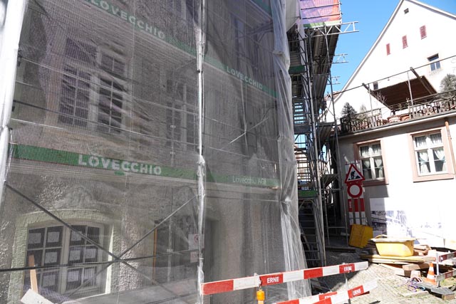 Bild 3: Blick auf die Baustelle im Aussenbereich. Das Museum Schiff ist eingerüstet.