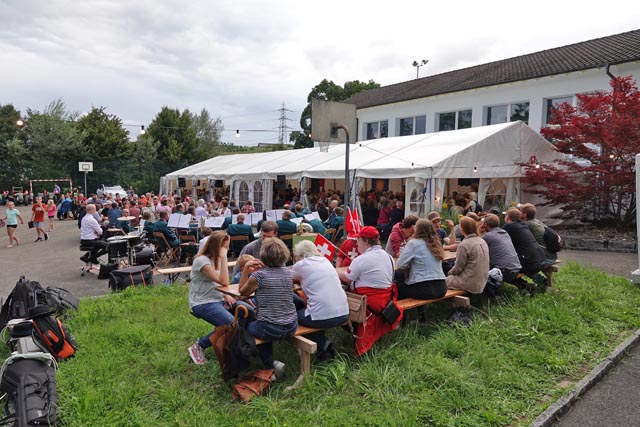 Der Festplatz in Hottwil war gut besucht. Foto: Peter Schütz