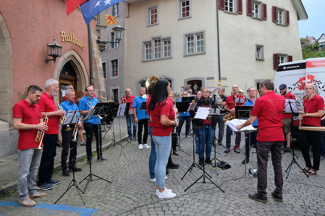 Die Stadtmusik Laufenburg und die Musikgesellschaft Sulz unterhalten die Gäste der Feier.