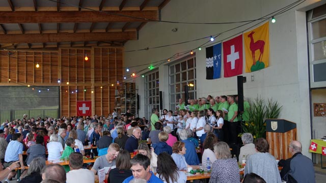 Männerchor und Friday Night Singers sorgten nicht nur für das leibliche Wohl sondern auch für eine abwechslungsreiche Unterhaltung. Foto: zVg
