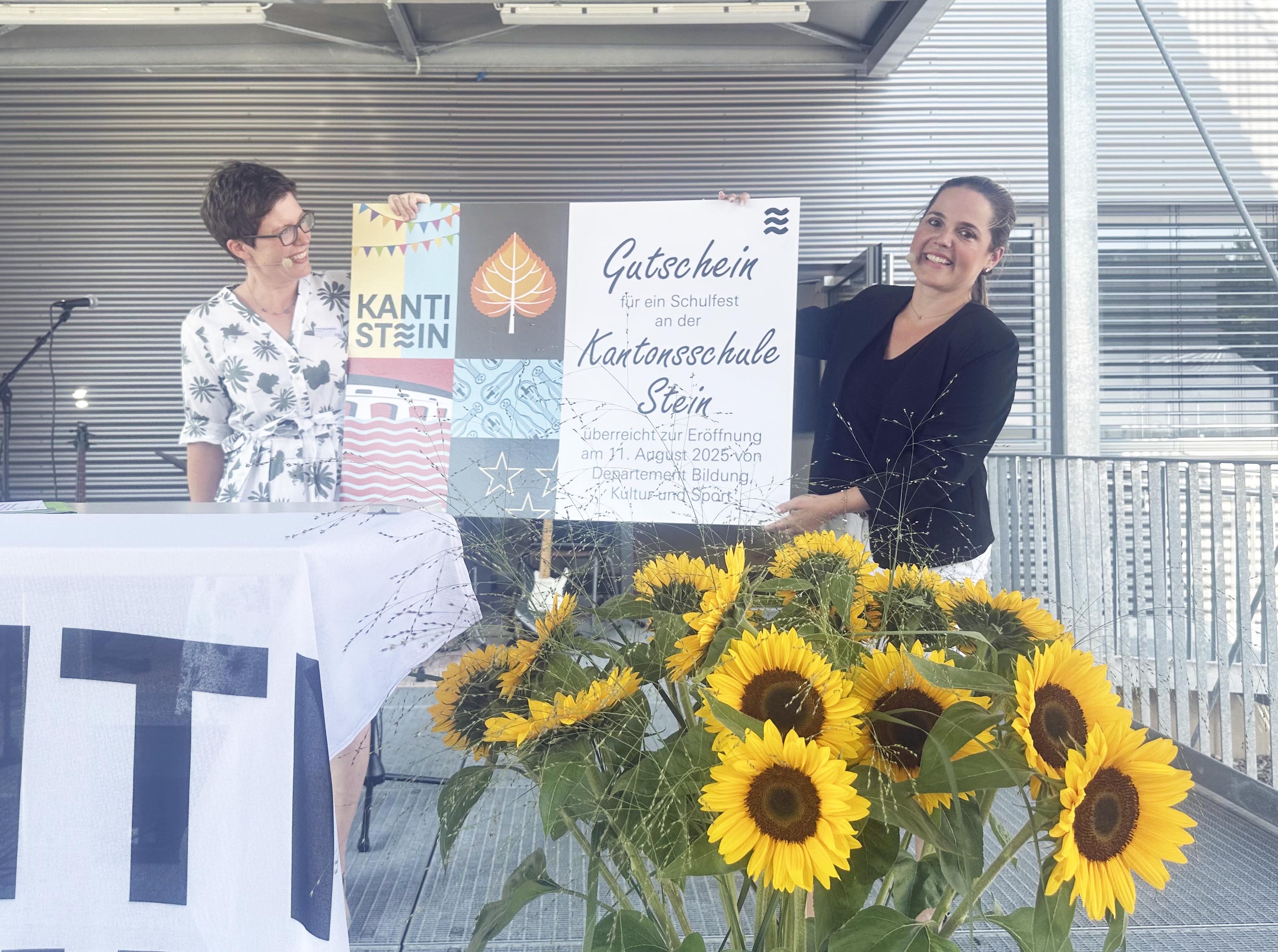 Regierungsrätin Martina Bircher überreichte der Rektorin Katrin Brupbacher einen Gutschein für ein Schülerfest an der Kantonsschule Stein. Foto: Sonja Fasler