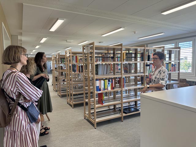 Auf dem Rundgang durchs neue Schulhaus: Katrin Brupbacher präsentiert die Mediathek. Foto: Sonja Fasler
