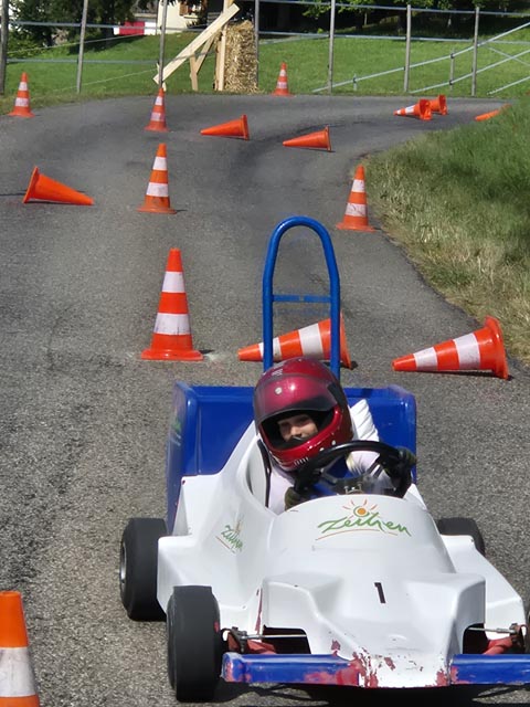 Die jungen Rennpilotinnen und -piloten kurvten teils waghalsig die Rennpiste hinunter. Foto: zVg