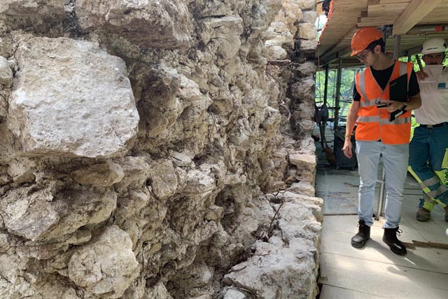 Wegen der starken Durchwurzelung durch Bäume musste die instabile Mauerschale abgebaut und nun neu errichtet werden. Foto: Archäologie Baselland.