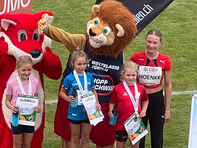 Mara Hodel zuoberst auf dem Podest (ganz rechts Spitzenathletin Fabienne Hoenke). Foto: zVg