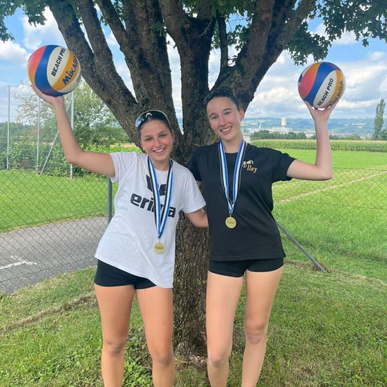 Alina (links) vom Zweitliga-Team von Smash 05 mit Partnerin Jasmin sichert sich den B3-Aargauer-Meistertitel. Foto: zVg