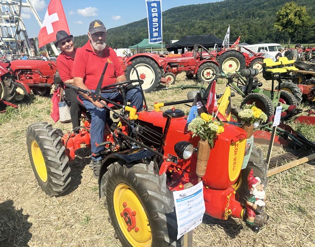 Vreni und Geri Oeschger mit ihrem Motrac MT ALSP Baujahr 1963. Foto: Sonja Fasler