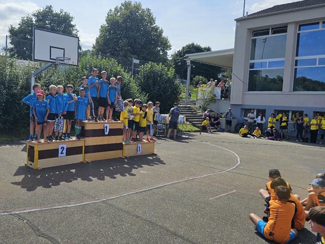 Das U11-Team ganz oben auf dem Podest auf Platz 1. Foto: zVg