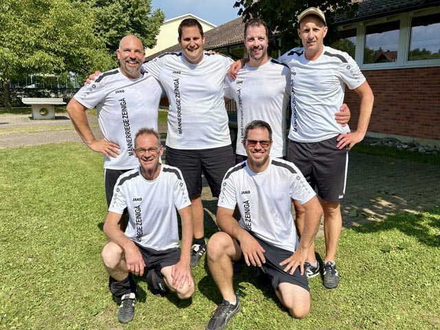 on links: hinten: Sacha Rösch, Patrick Freiermuth, Patrick Körkel, Daniel Freiermuth; vorne: Jöggi Schärer, Mario Freiermuth. Es fehlen: Daniel Wiederkehr, Daniel Graf und Remo Freiermuth. Foto: zVg