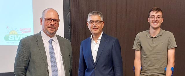 Bild (von rechts): Cedric Meyer, Organisator des Anlasses und Kandidat für die GPFK Rheinfelden; Markus Meier, Direktor des Hauseigentümerverbands Schweiz HEV und Referent; Dimitri Papadopoulos, Präsident SVP Rheinfelden. Foto: zVg