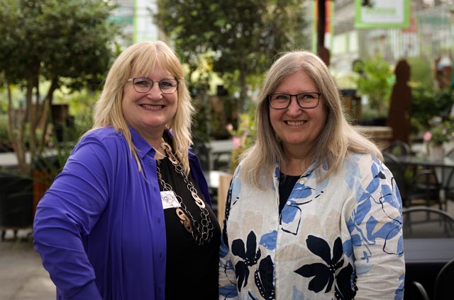 Die beiden Fachmitarbeiterinnen Brigitte Basler und Gaby Häuselmann sorgen für den perfekten Match zwischen Mentor:in und Mentee. Foto: zVg