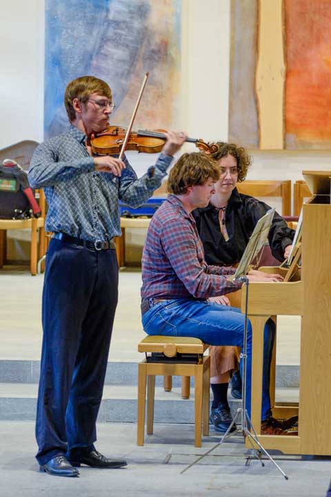 Lukas Sehr mit dem französischen Geiger Émile Delange. Foto: zVg  