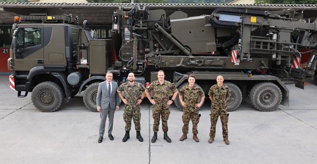 Militärdirektor Jean-Pierre Gallati und Oberstlt Patrick Koller, Kreiskommandant des Kantons Aargau, mit den neubrevetierten Offizieren aus dem Fricktal (von links): Lt Darius Miller, Hptm Markus Liebi, Lt Maximilian Vogt. Foto: Roland Wey