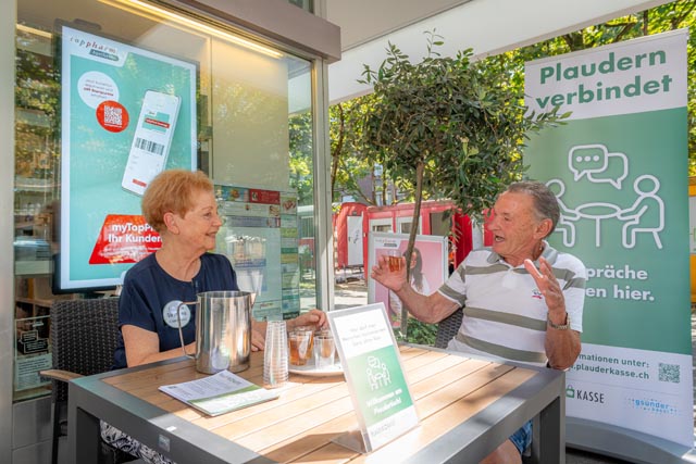 Sich unkompliziert begegnen und plaudern, beispielsweise vor der TopPharm-Apotheke Gellert. Foto: zVg