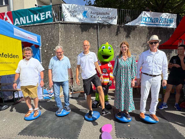 Balancieren (von links): Alfons Paul Kaufmann, Grossrat, Wallbach; Jean Frey, Gemeindeammann Kaiseraugst; Dominik Burkhardt, Stadtrat Rheinfelden (Ressort Gesundheit und Soziales) und OK Coop Andiamo; Marion Wegner-Hänggi, Gemeindeammann Wallbach; Jean-Pierre Gallati, Regierungsrat, Departementsvorsteher Gesundheit und Soziales. Foto: zVg