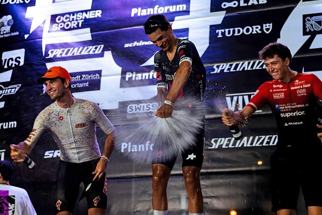 Nicola Schleuniger auf dem Podest beim «ZüriCrit». Foto: zVg