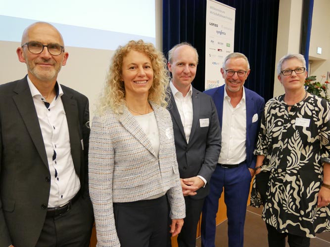 Die Referenten des Abends, von links: Andreas Conzelmann (Geschäftsführer der Jakob Müller AG), Simone Tschopp (Psychologin und Coach), Niklaus Leemann (Strategieberater), Dani Fohrler (Moderator von Radio SRF 1) und Françoise Moser (Präsidentin von Fricktal Regio).