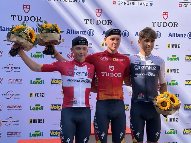 Siegerbild GP Rüebliland (v.l.n.r.): Noah Lindholm Moeller Andersen, Dänemark, Gesamtzweiter. Karl Herzog, Deutschland (Sieger) und Georgs Tjumins, Lettland (Gesamtdritter). Foto: Markus Schenk