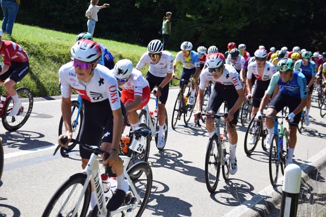 Das GP-Rüebliland-Feld musste den Bergpreis auf der Ampfernhöhe fünfmal befahren. Foto: Markus Schenk
