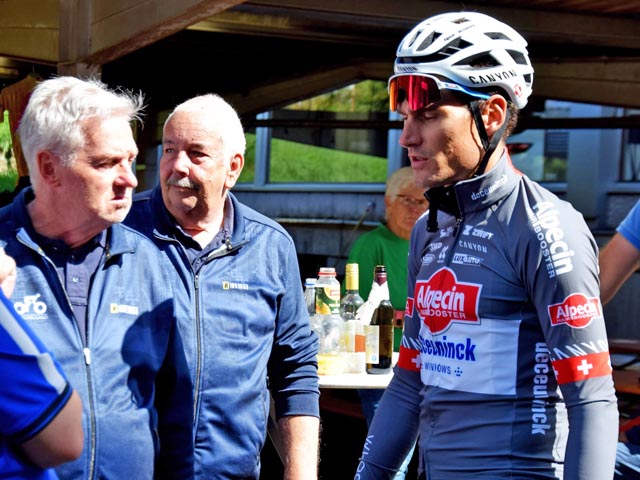 Zu Gast am GP Rüebliland: Der Schweizer Radprofi Silvan Dillier (rechts), hier im Gespräch mit OK-Präsident Ueli Schumacher (links) und Sekretär Peter Bernet. Foto: Markus Schenk