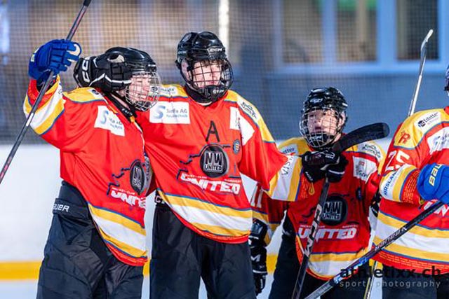 Das U18-Team bejubelt seinen Sieg gegen Bellinzona.