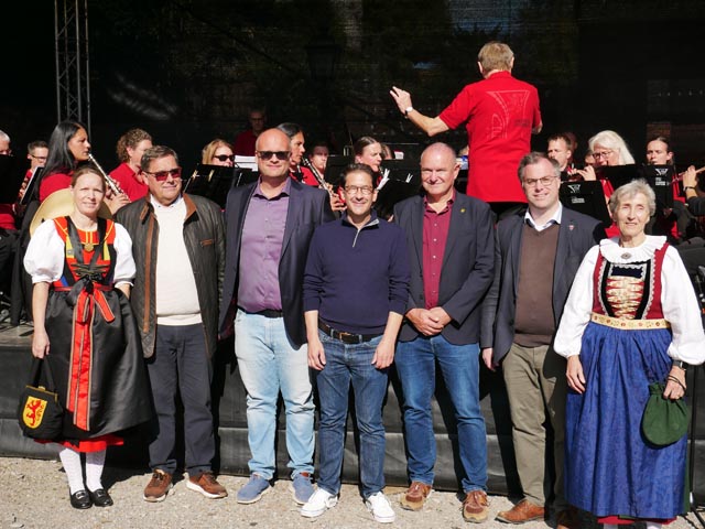 Flankiert von den Ehrendamen Alexandra Nieleck (links) und Astrid Obrist von der Trachtengruppe Laufenburg-Sulz, präsentieren sich die Redner Guido Maier, Raffael Blaser, Patrick Bernhart, Herbert Weiss und Ulrich Krieger (von links).