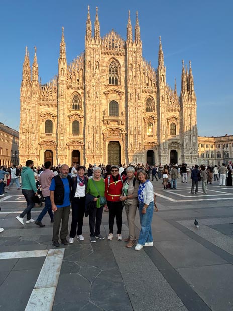 Vor dem Eingangstor zum imposanten Dom von Mailand