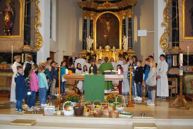 Alle Minis und Kinder beten gemeinsam beim Altar. Bild: Gaby Merkofer