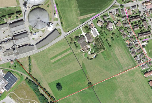 Während der Bauarbeiten zum Stufenpumpwerk wird der Radweg über den Rüttenenweg (rot markiert) umgeleitet. Foto: zVg