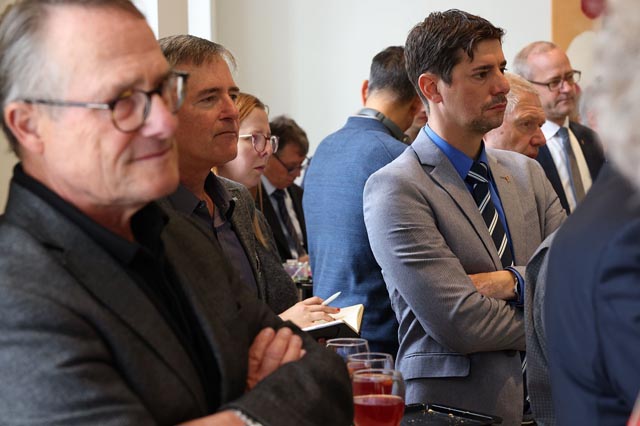 Landrat inkl. Präsident Reto Tschudin und Presse. Foto Christian Roth