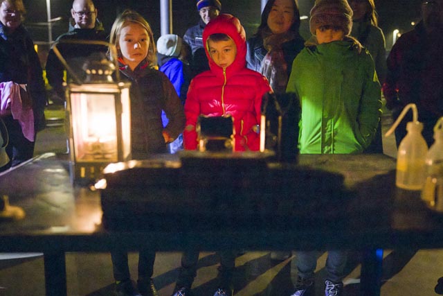 Taschenlampenführung bei SBB Historic, Brugg-Windisch. An der Hellen Nacht bieten verschiedene Partner in Baden, Brugg und Lenzburg Taschenlampenführungen an. @Damian Bern 2024