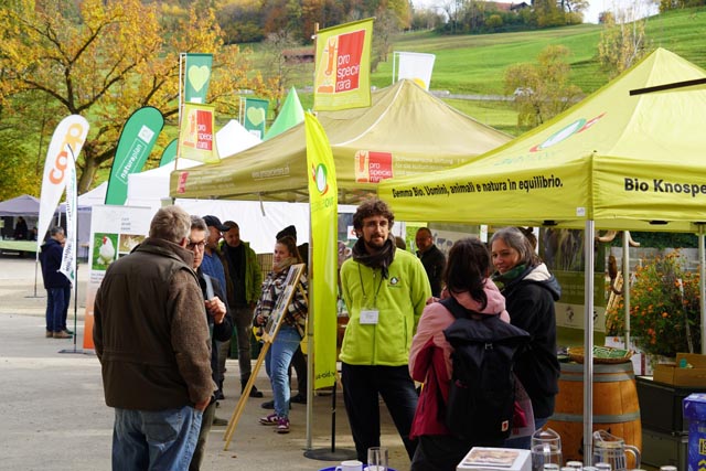 Bot den idealen Rahmen für sozialen Austausch: Der Ausstellerbereich beim FiBL Hofplatz. Foto: Andreas Basler, FiBL