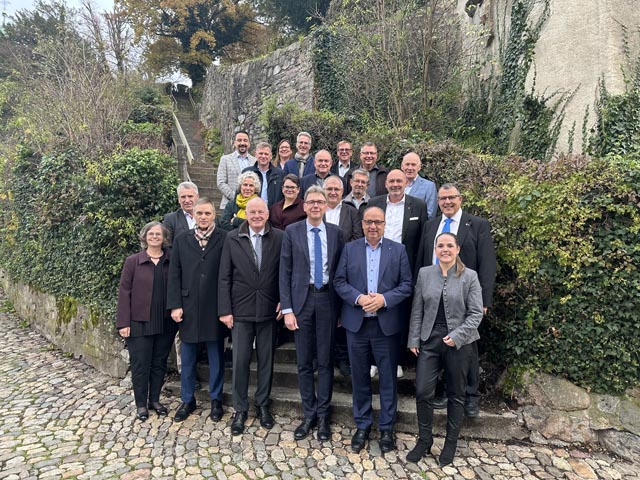 Im Vordergrund Staatsschreiberin Joana Filippi und der Gesamtregierungsrat mit Jean-Pierre Gallati, Stephan Attiger, Landammann Dieter Egli, Markus Dieth und Martina Bircher (von links) zusammen mit den teilnehmenden Gemeindeammännern. Foto: Sonja Fasler