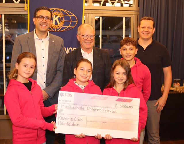 Von links: Daniele Filleti, Robi Hartmeier und Valentin Sacher mit Musikschülerinnen und -Schüler. Foto: zVg