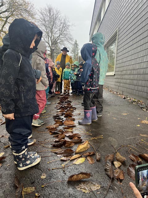 Was man doch mit bunten Herbstblättern so alles gestalten kann. Foto: zVg