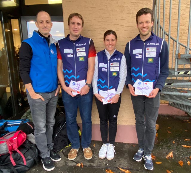 Wechsel im Trainerteam des Aarg. OL-Nachwuchskaders: AOLV-Präsident Oliver Grimm mit Jerôme Käser, Anina Zingg-Brunner und Gill Meyer. Foto: zVg