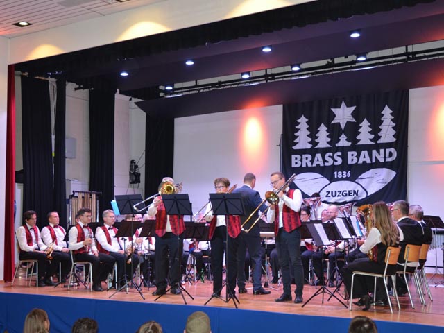 Die Brass Band Zuzgen und ihre Solisten begeisterten mit ihren Abendkonzerten. Fotos: zVg