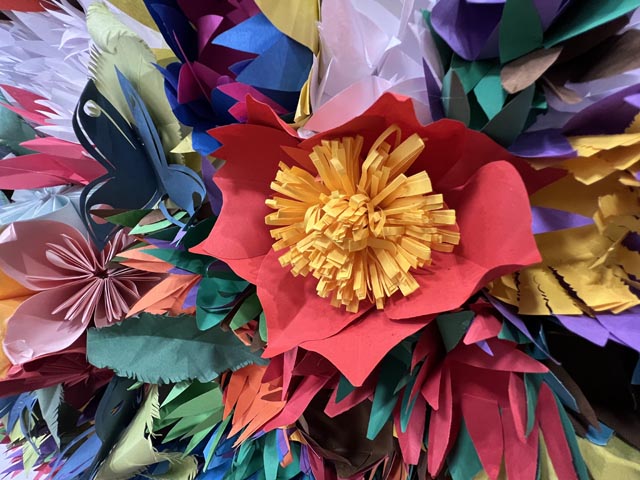 Ein riesiger 3D-Scherenschnitt aus hunderten Papierblumen