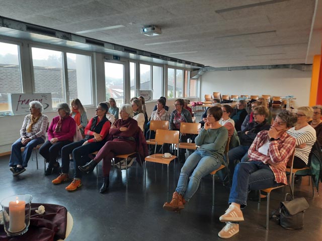 Aufmerksam lauschte das Publikum den Worten des Bestatters.