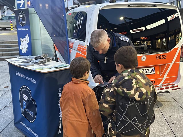 Das Interesse an den diversen reflektierenden Materialien war vor allem bei den Kindern gross. Foto: Sonja Fasler